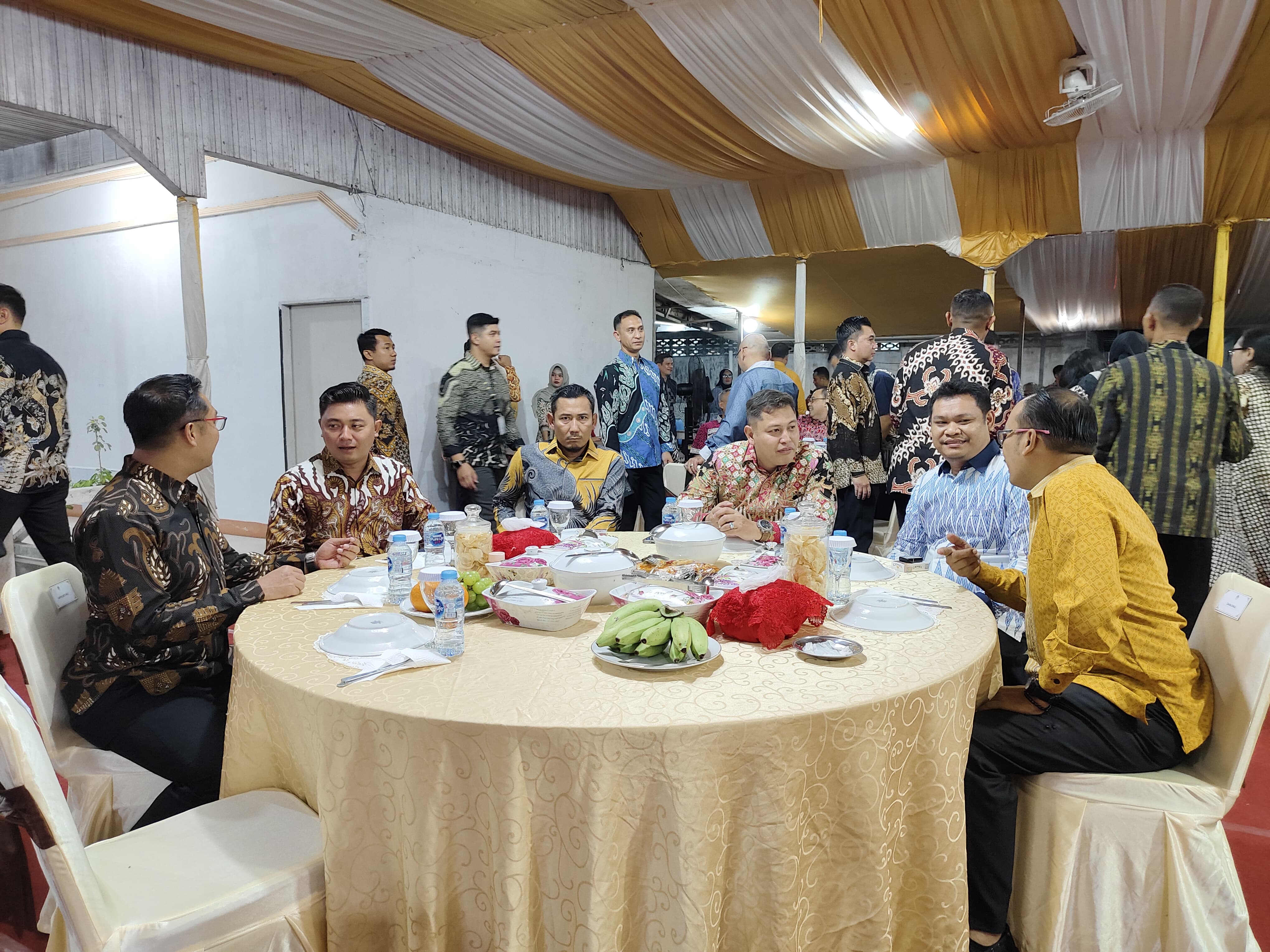 ketua-dprd-kabupaten-kayong-utara-h-surya-aditya-shmpd-menghadiri-acara-lepas-sambut-komandan-kodim-1203ketapang-20250419142143