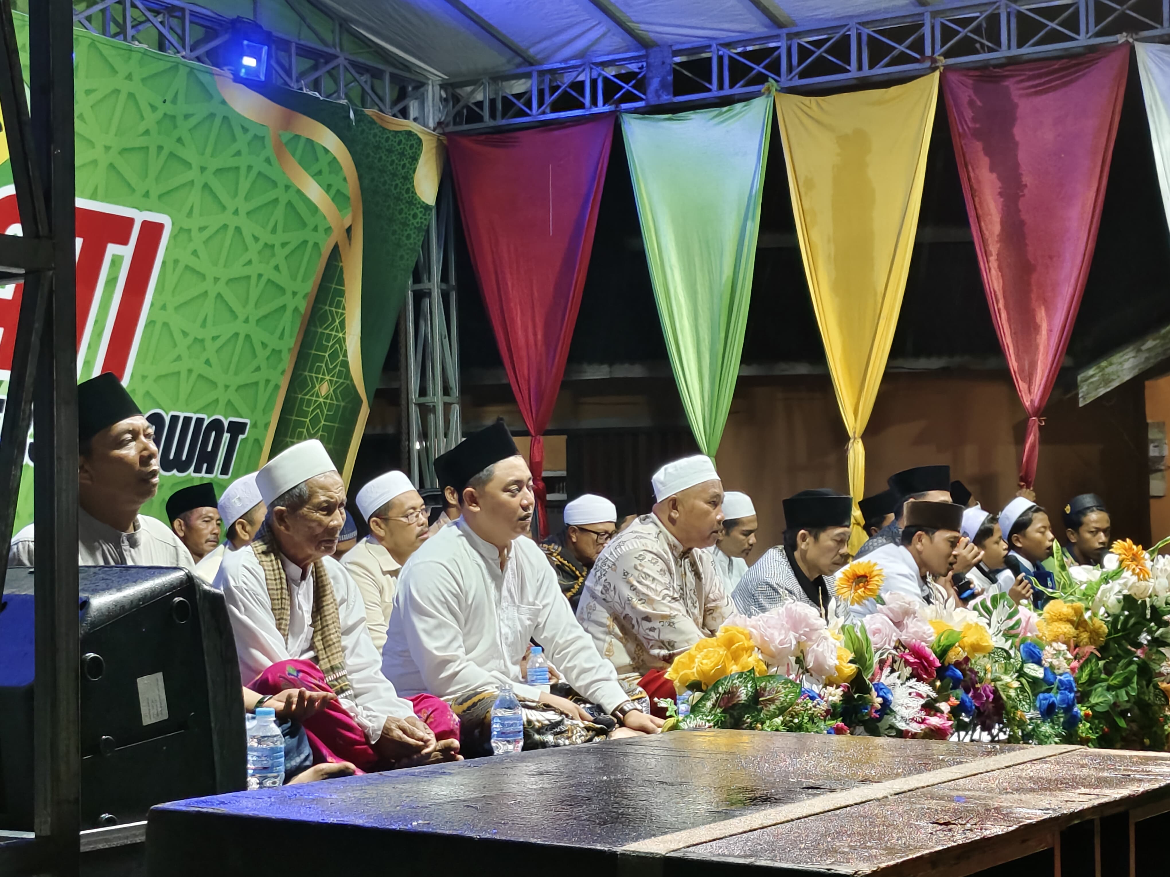 ketua-dprd-kabupaten-kayong-utara-h-surya-aditya-sh-mpd-menghadiri-kegiatan-jamiyyah-sholawat-tombo-ati-20250421174845