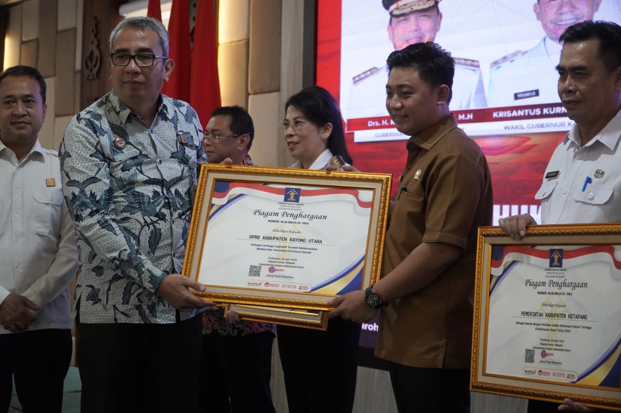ketua-dprd-kabupaten-kayong-utara-terima-penghargaan-dari-kemenkum-kanwil-kalbar-20250505105947