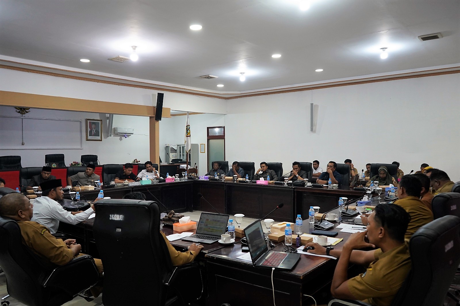 pansus-dprd-kayong-utara-gelar-rapat-finalisasi-bupati-tahun-2024-20250519210213