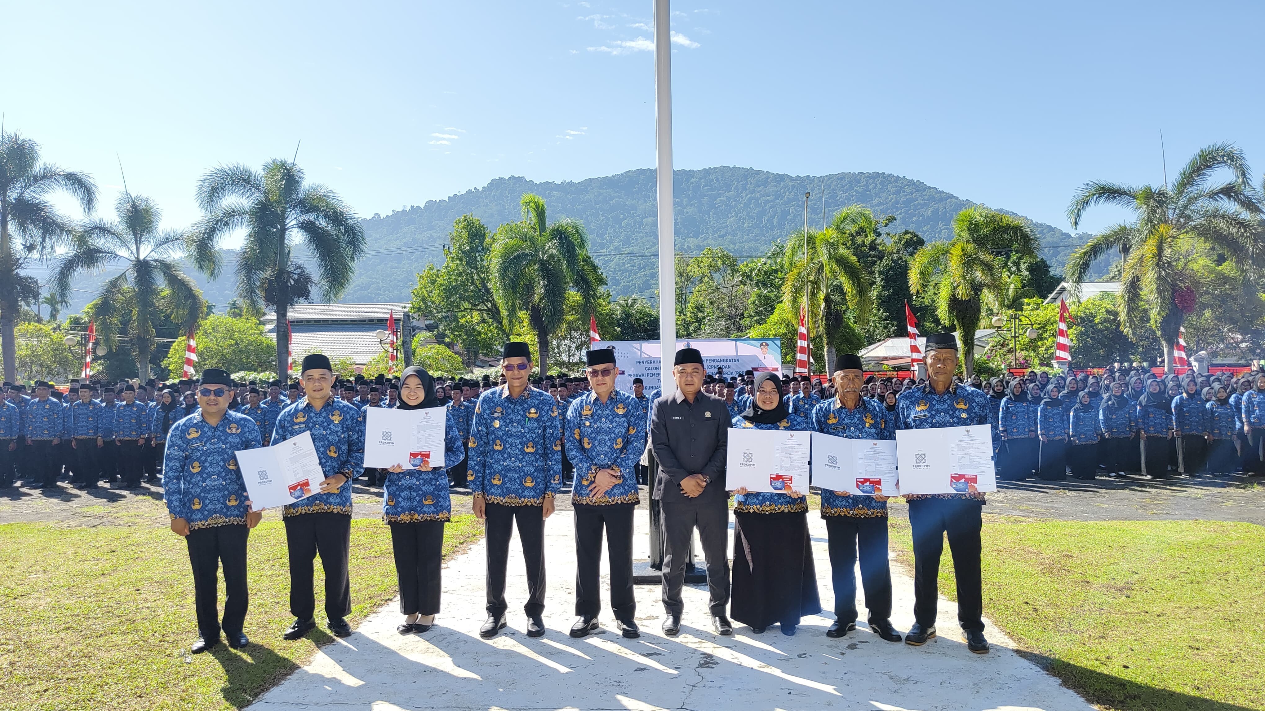 ketua-dprd-bersama-ketua-komisi-i-dprd-kabupaten-kayong-utara-hadiri-acara-penyerahan-sk-pengangkatan-cpns-dan-pppk-20250707121253