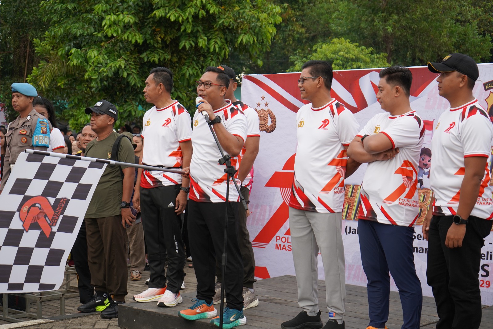 ketua-dprd-kabupaten-kayong-utara-ikuti-senam-dan-jalan-sehat-peringatan-hari-bhayangkara-ke-79-20250707124125