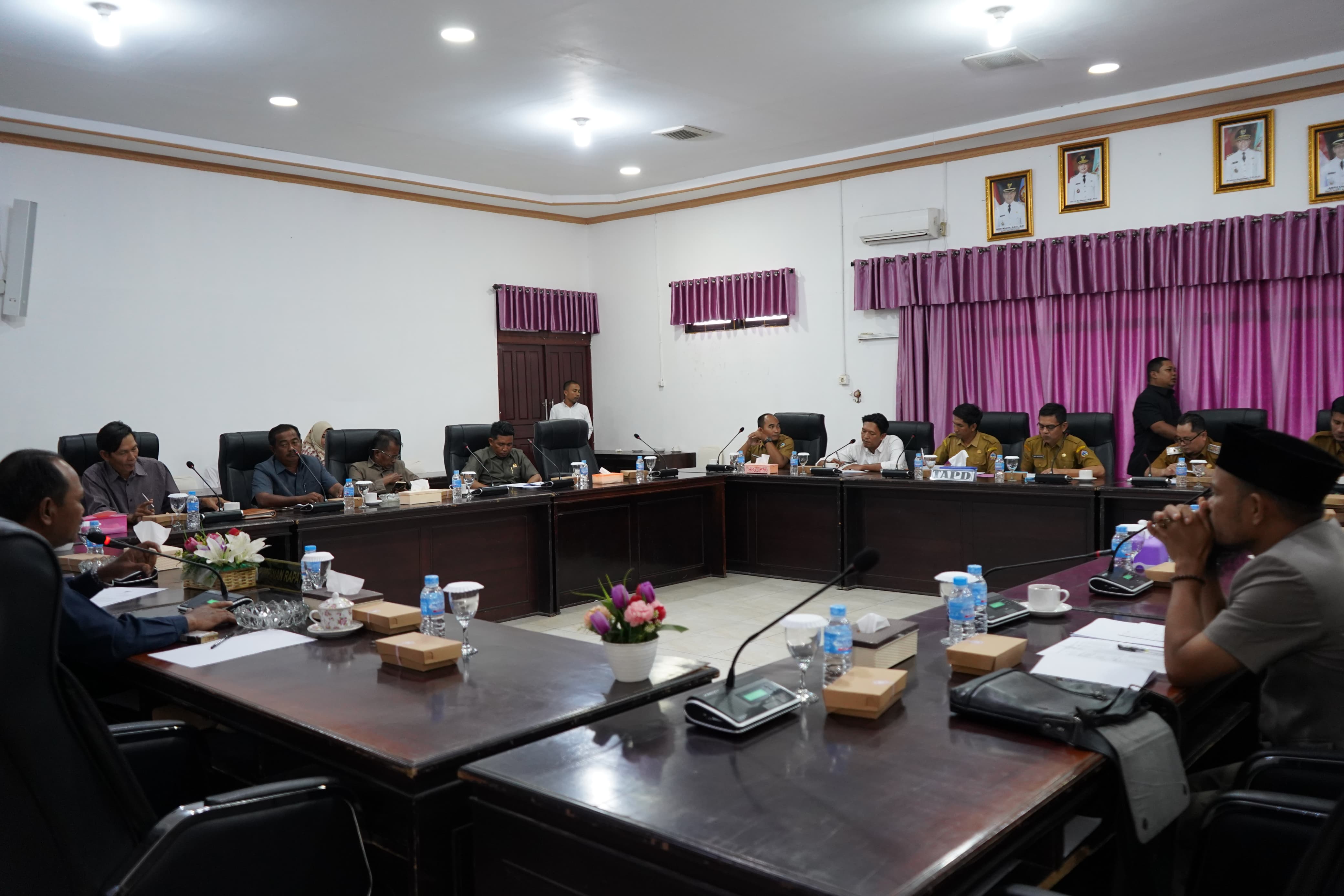 dprd-kabupaten-kayong-utara-gelar-rapat-kerja-dengan-tapd-kabupaten-kayong-utara-20250707120541