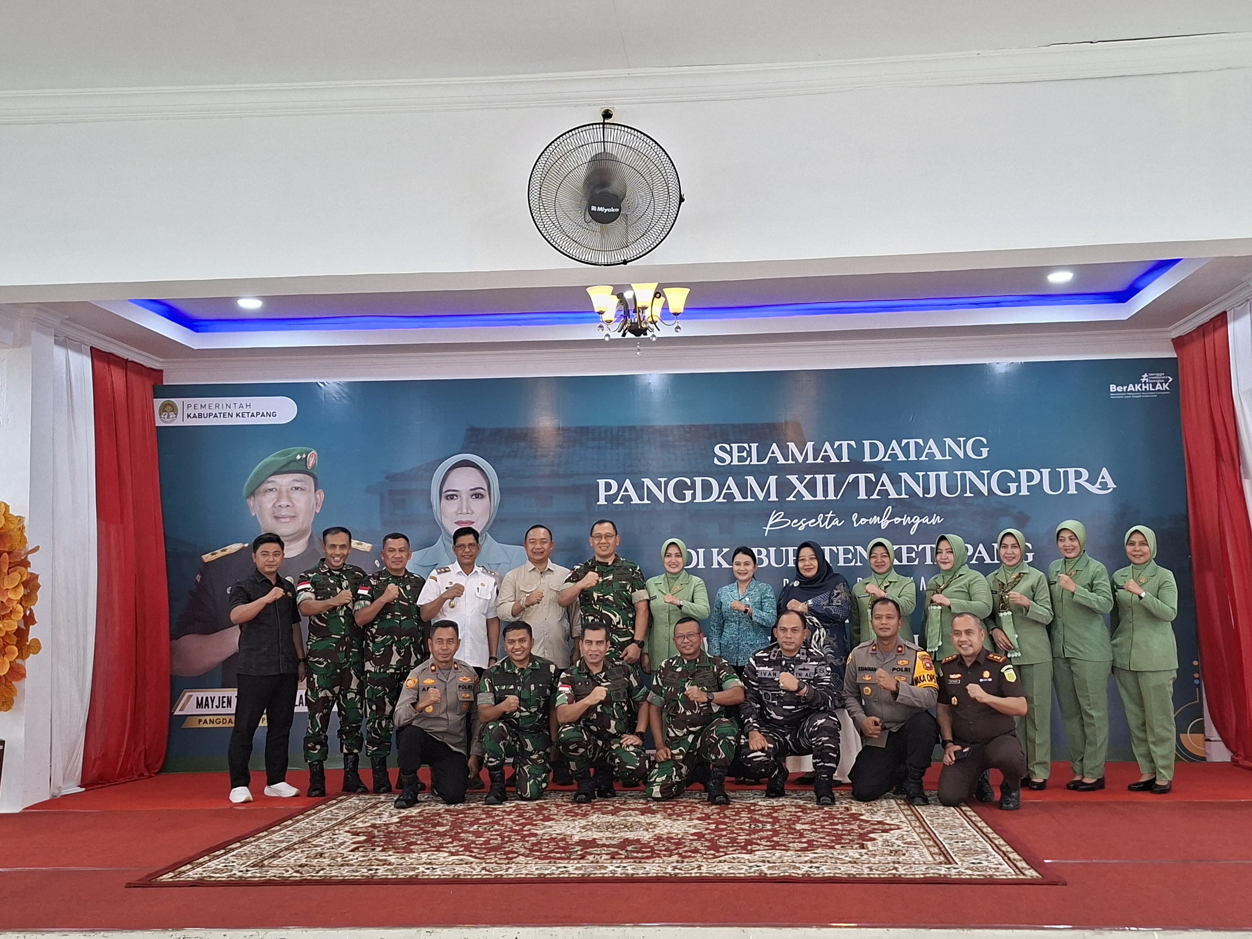 ketua-dprd-kabupaten-kayong-utara-mengikuti-penyambutan-pangdam-xiitanjungpura-20250804201411