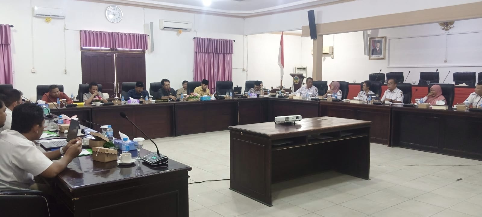 banggar-dprd-kayong-utara-gelar-rapat-pembahasan-raperda-pertanggungjawaban-pelaksanaan-apbd-ta-2024-bersama-dinas-pendidikan-dan-dinas-pertanian-dan-pangan-kabupaten-kayong-utara-20250804195132